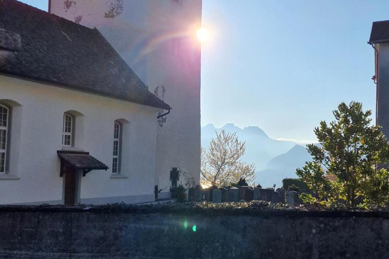Zum musikalischen Ostergottesdienst strahlt die Sonne vom Himmel und die Kirche Obstalden spaltet ihr Licht in eine Symphonie der Farben.
Foto: Jonathan Golling.
