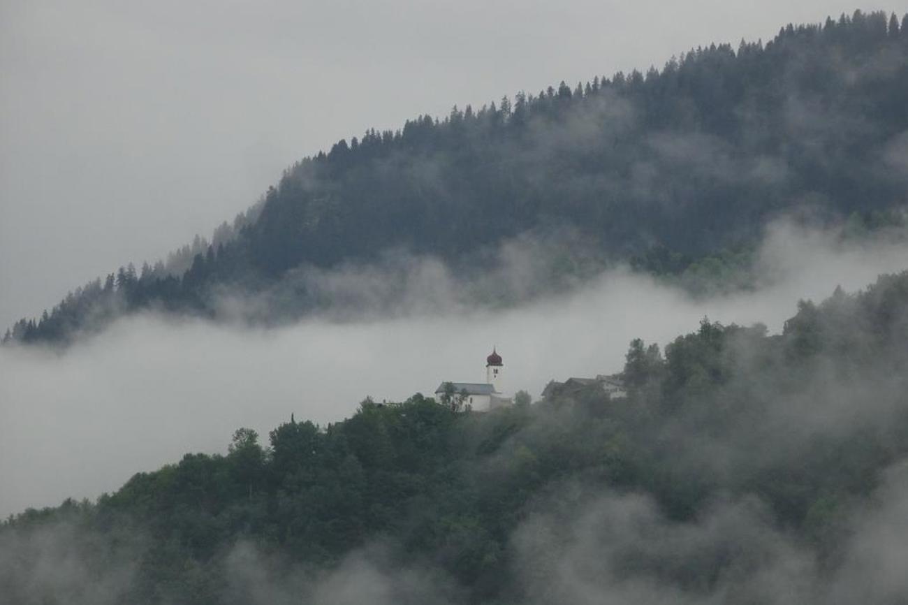 Platz 3: Alfred Vogelsanger, Oberwil. Blick vom Kloster Ilanz zur Kirche in Flond (4 km entfernt).