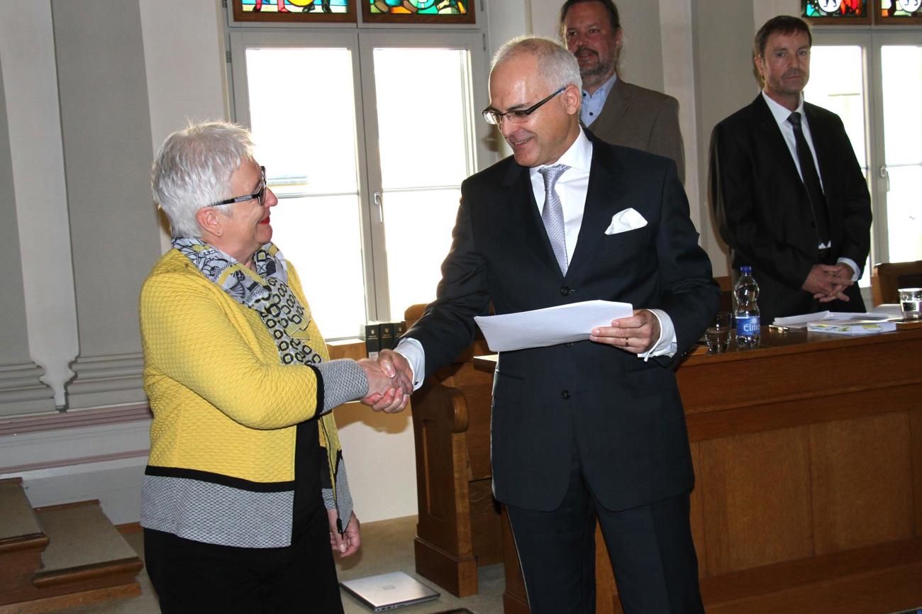Synodepräsident Andreas Hefti gratuliert Irene Spälti zur Wahl als neue Kantonalkirchenrätin für das Ressort Kommunikation.
Bild Madeleine Kuhn-Baer