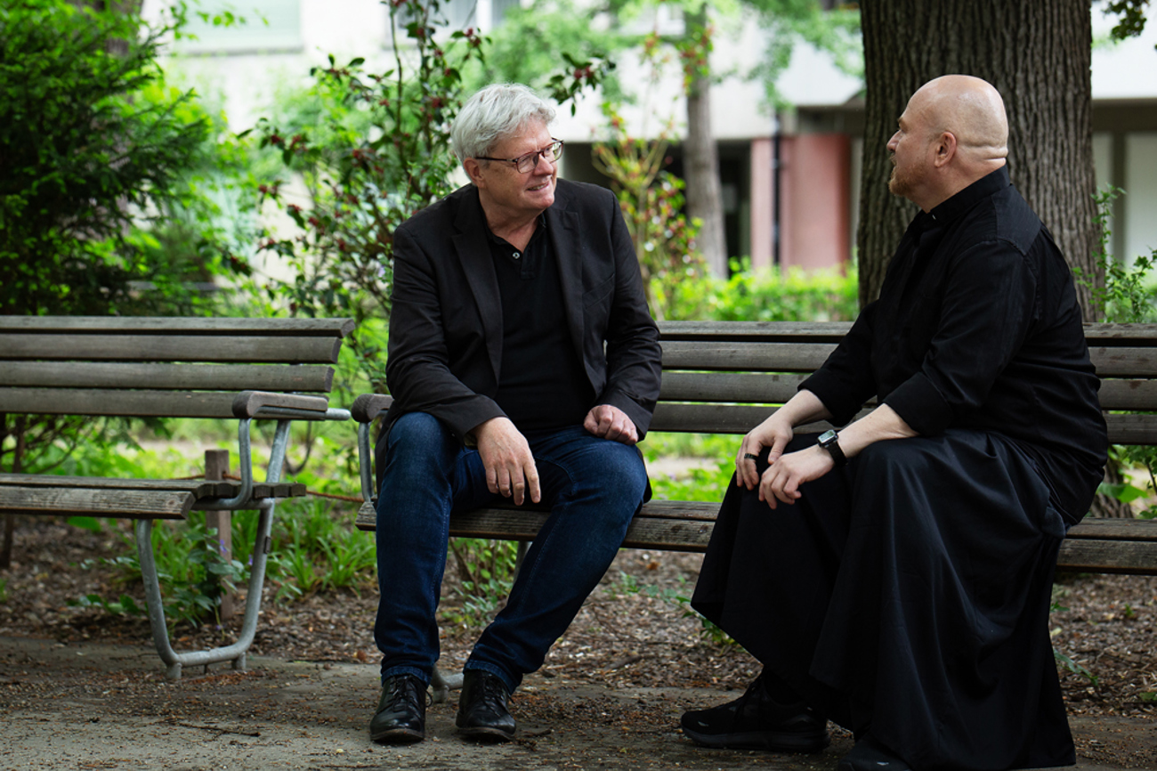 «Was braucht kirchliche Publizistik? Gute Geschichten.» Chefredaktor Tilmann Zuber (l.) im Austausch mit Herausgeber Frank Lorenz. | Foto: Michael Waser