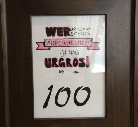 Superheldin mit 100