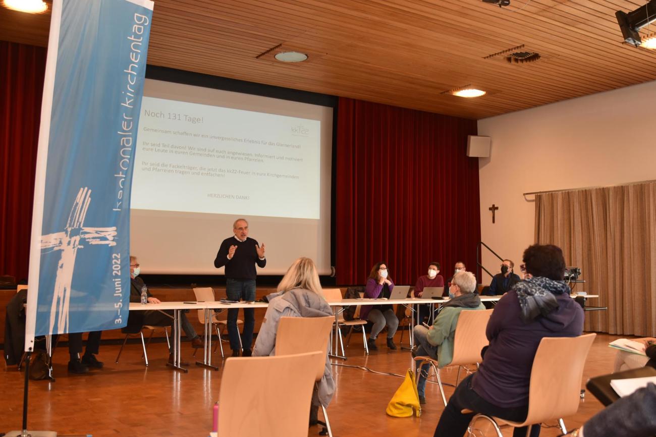 OK-Präsident Martin Lauter begrüsst Vertreterinnen und Vertreter der Kirchgemeinden.
Foto: Jürg Huber.