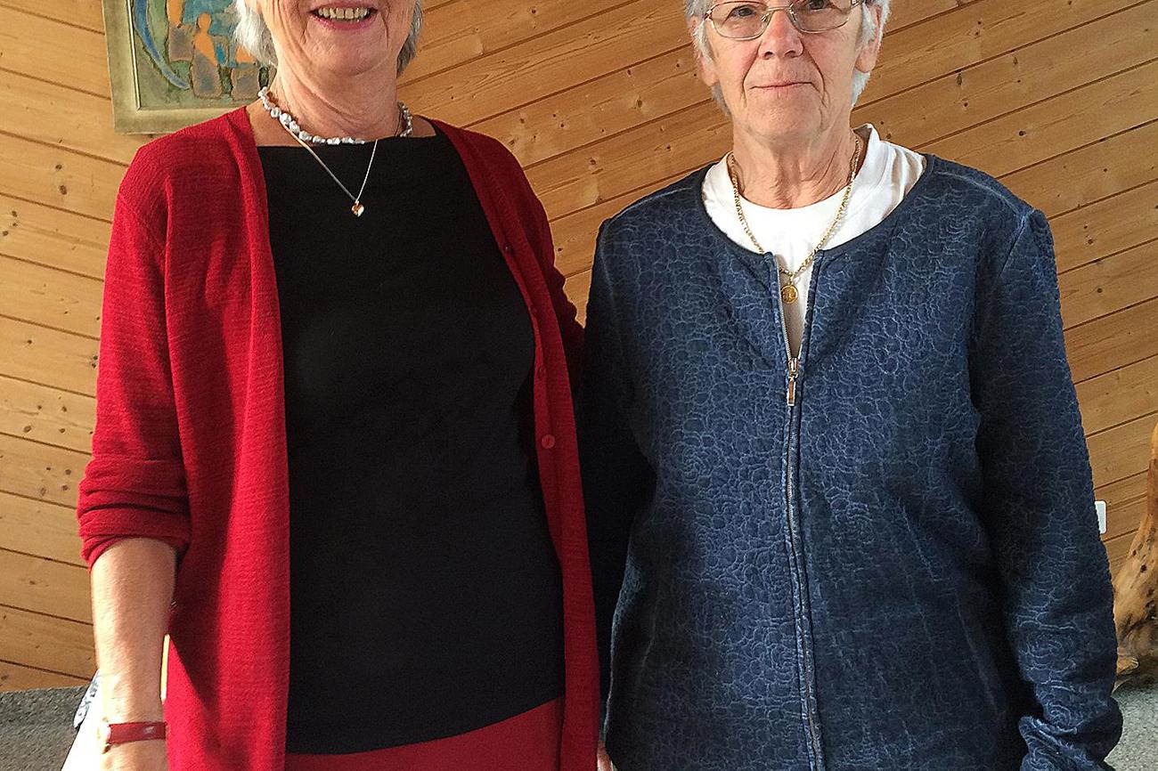 Präsidentin Monika Dürst (rechts) mit der Referentin Heidi Hofer.
Bild Gret Menzi