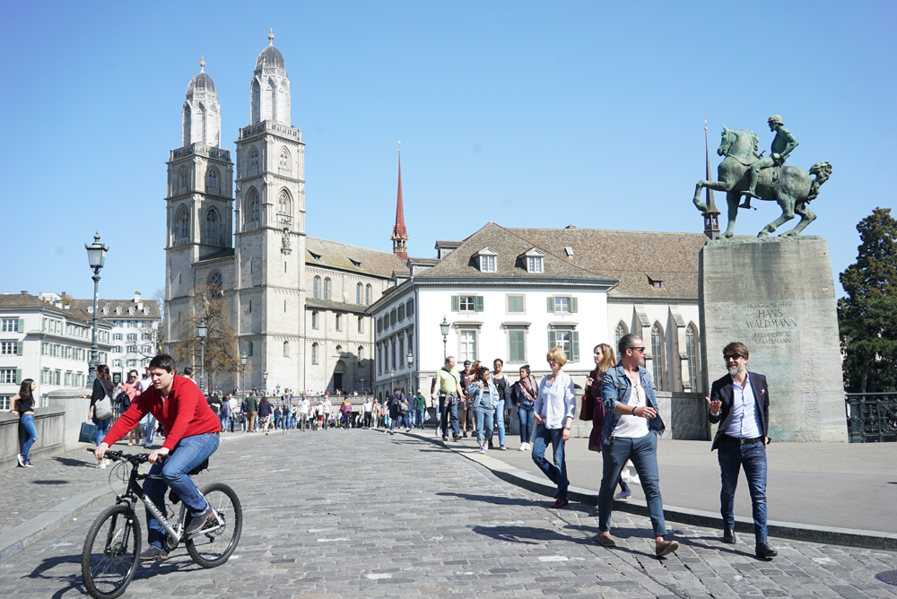 Über 500 000 Besucherinnen und Besucher zählt das Grossmünster jährlich – Eintritt zahlt hier niemand. Pfarrer Christian Walti will das so belassen. | Foto: Rüttimann