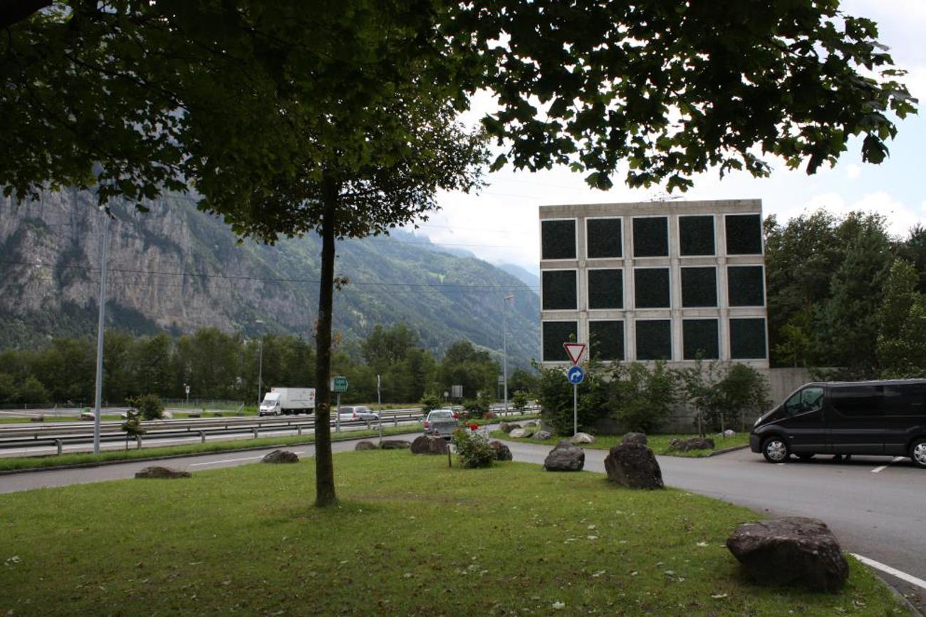 Autobahnkirche in Erstfeld: von aussen ein unscheinbarer Betonbau. |Tilmann Zuber