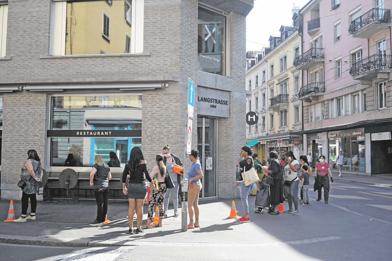Anstehen für günstige Lebensmittel in Zürich. Die Schlangen werden nicht kürzer. Foto: Rütimann