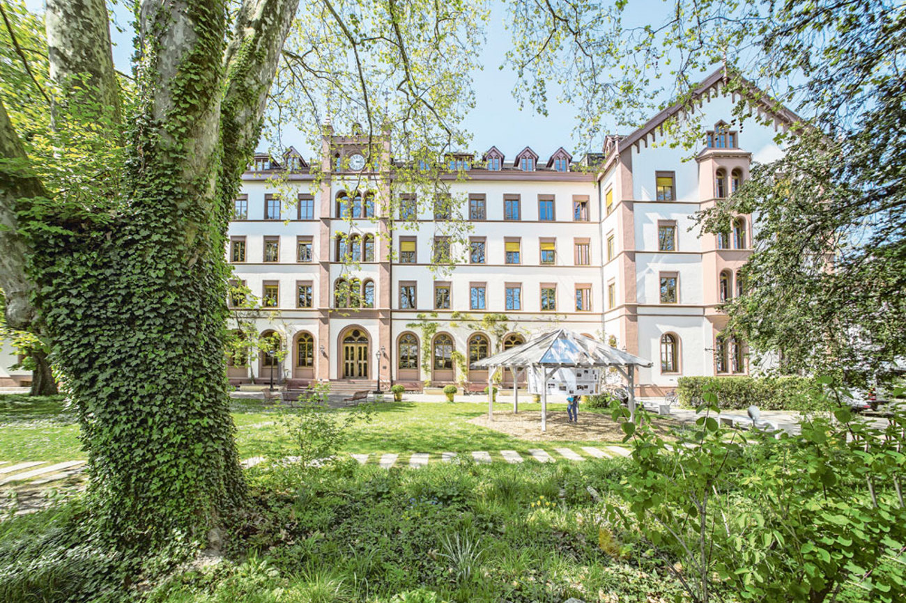 Vorbild Hotel Odelya: Die Kirchen könnten vom Umgang mit dem ehemaligen Missionshaus lernen, meint Lukas Stücklin. | Foto: Wikipedia/Guido Schärli/cc-by-sa 4.0