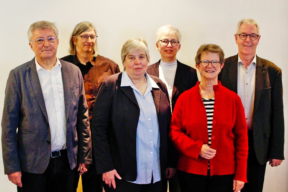 Präsentierten die Studie zu den kirchlichen Leistungen: Urs Umbricht (römisch-katholisch), Michael Marti (Ecoplan), Barbara Fankhauser (reformiert), Erika Schranz (christkatholisch), Evelyn Borer (reformiert) und Ruedi Köhli (SIKO) (v.l.). | Foto: Tilmann Zuber