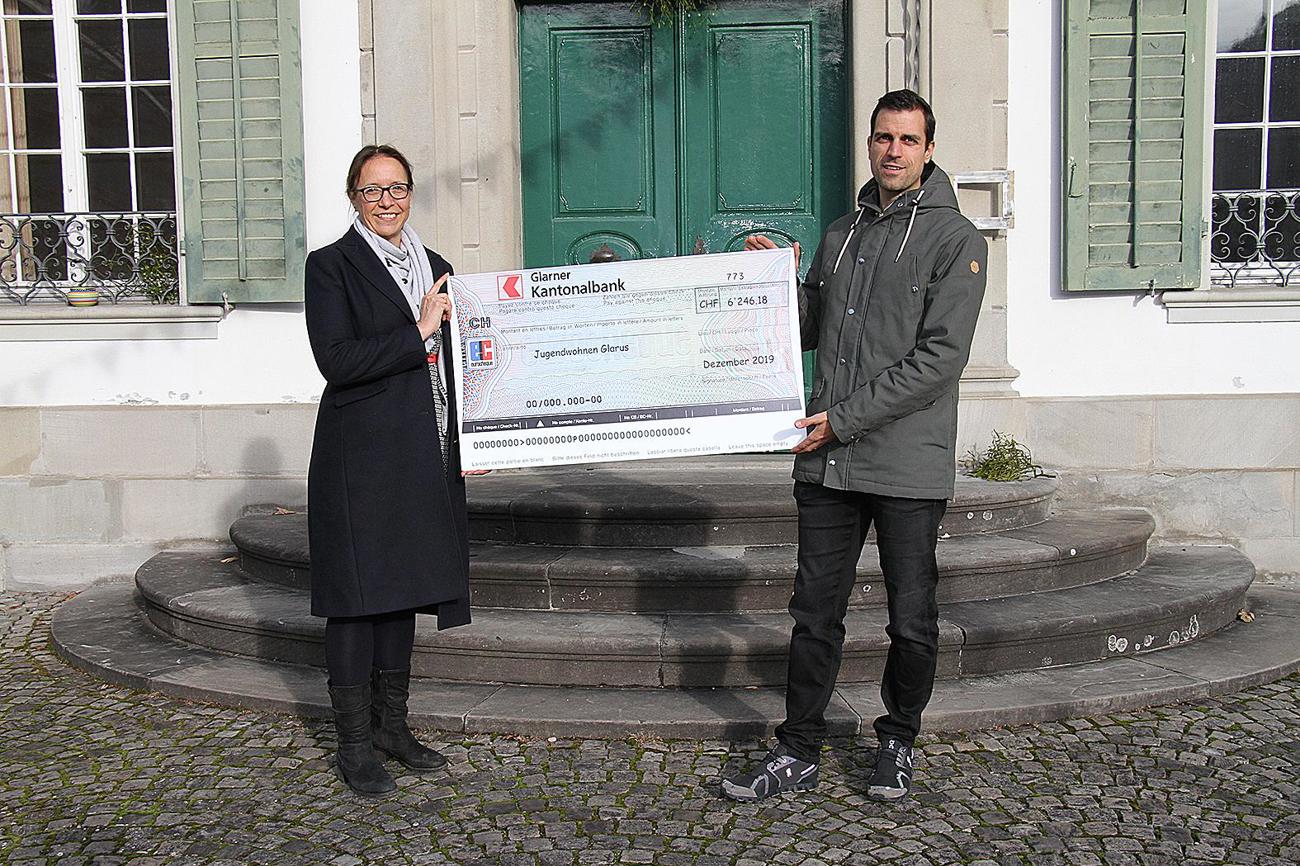 Freudige Checkübergabe: Barbara Hefti überbringt Toni Rogenmoser rund 6200 Franken für das Projekt «Jugendwohnen Glarus».
Bild Madeleine Kuhn-Baer