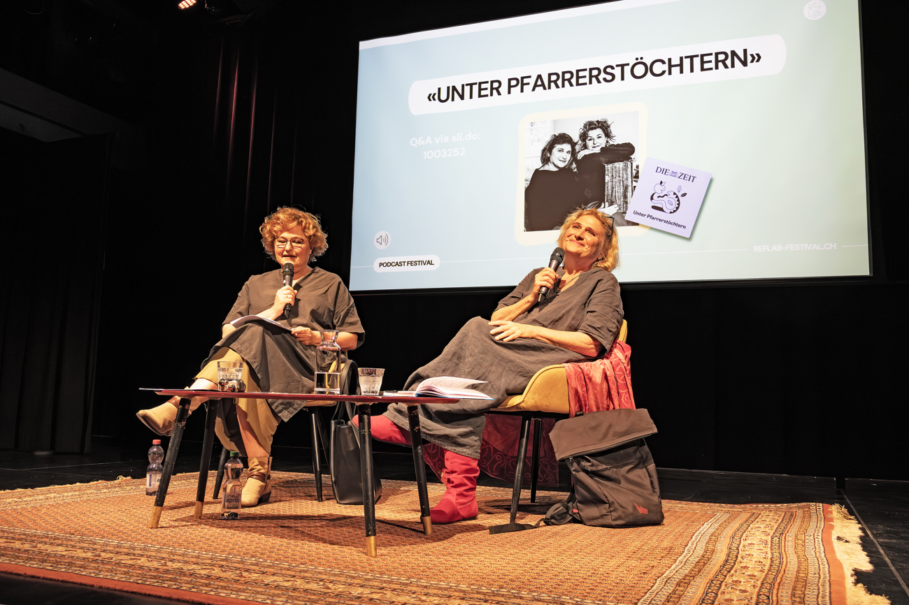 Die Theologin Johanna Haberer (rechts) und ihre Schwester, «Zeit»-Redaktorin Sabine Rückert, produzieren am Reflab-Festival in Zürich ihren Podcast live. | Foto: Nicole Noelle