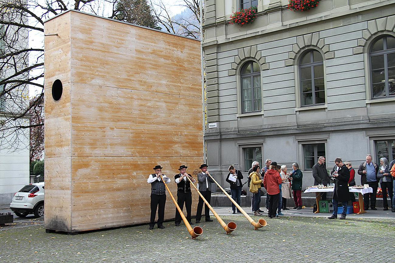 Das «Buch der Selbsterkenntnis» steht bis 6. Dezember zentral in Glarus.
Bild Madeleine Kuhn-Baer