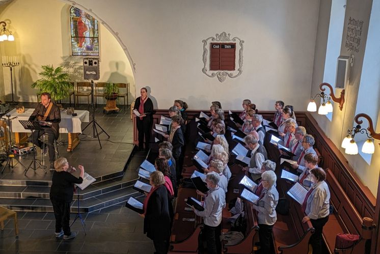 Konzert und Gottesdienst mit dem Duo Bittlinger-Plüss und Glarner Chören