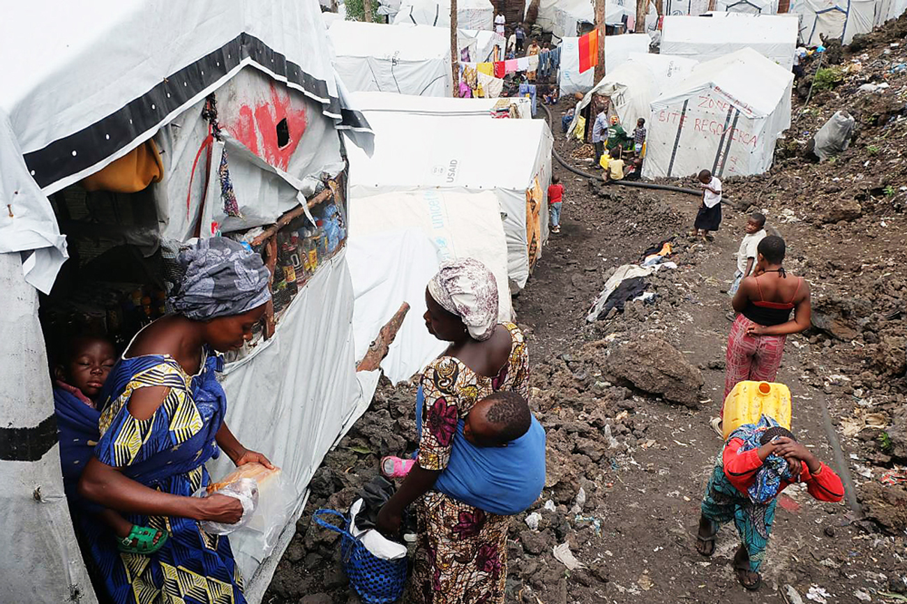 In den Evangelien geht es um existenzielle Fragen: Wie leben, wenn alles zerstört ist? Im Bild: Leben im Flüchtlingslager bei Goma in der Demokratischen Republik Kongo. Nach der Übernahme durch die M23-Miliz Ende Januar 2025 sind Millionen Menschen binnenvertrieben. | Foto: epd/Constantin Leclerc In den Evangelien geht es um existenzielle Fragen: Wie leben, wenn alles zerstört ist? Im Bild: Leben im Flüchtlingslager bei Goma in der Demokratischen Republik Kongo. Nach der Übernahme durch die M23-Miliz Ende Januar 2025 sind Millionen Menschen binnenvertrieben. | Foto: epd/Constantin Leclerc