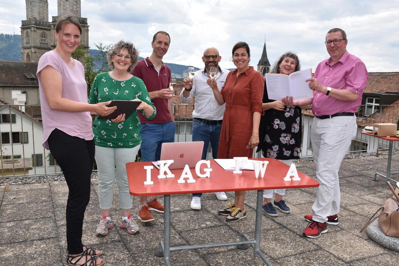 Symbolisches Gruppenbild vor dem Zürcher Grossmünster der «Freiwilligen-Fördercrew», die Grosses vor hat (von links): Sonja Bossart, Veronika Schweizer Hostettler, Christian Härtli, Daniel Frischknecht, Simone Siegenthaler, Maya Hauri Thoma und Johannes Kuoni. (Bild: pd)