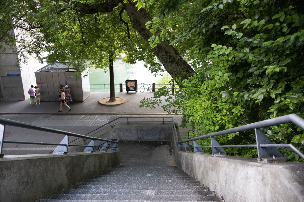 Treppe hinunter zum rechten Rheinbord. Es ist dunkel, Badegäste waren vor den Toiletten.