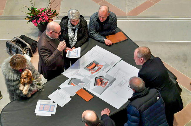Die Orgelkommission berät über den Spieltisch. Foto: Klaus Stadler Die Orgelkommission berät über den Spieltisch. Foto: Klaus Stadler