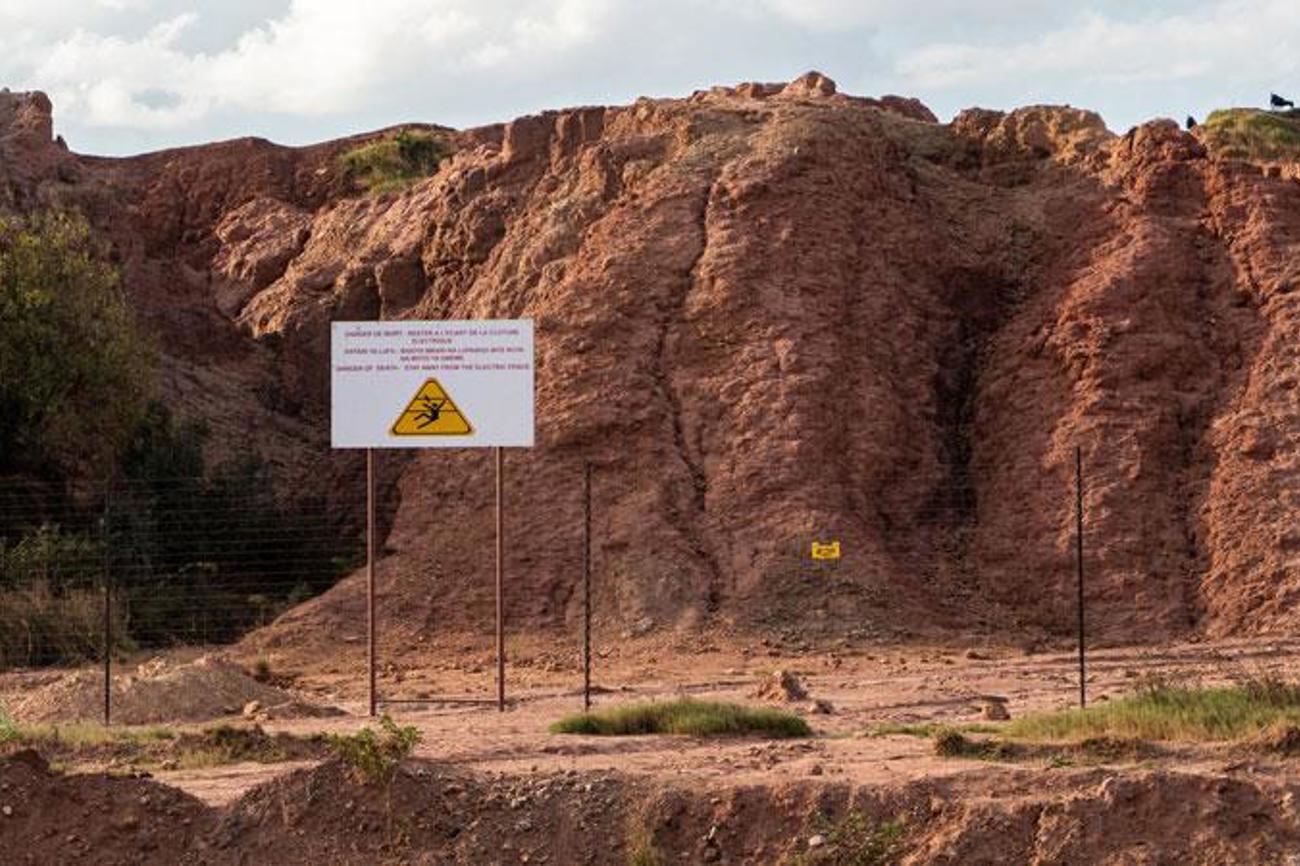 Im Südosten der Demokratischen Republik Kongo baut der Glencore-Konzern Kupfer und Kobalt ab und schützt die Mine seiner Tochterfirma Kamoto Copper Company mit einem elektrischen Zaun.|Bfa