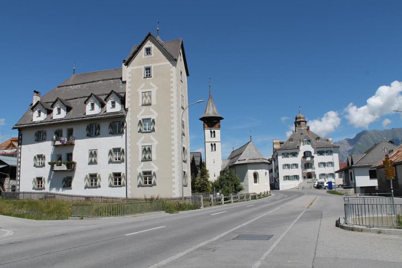 Die Ortschaft Vella ist heute der inoffizielle Hauptort des Val Lumnezia. Das Dorfzentrum ist geprägt durch herrschaftliche Häuser aus dem 17. Jahrhundertsowie das Schloss Demont (links).