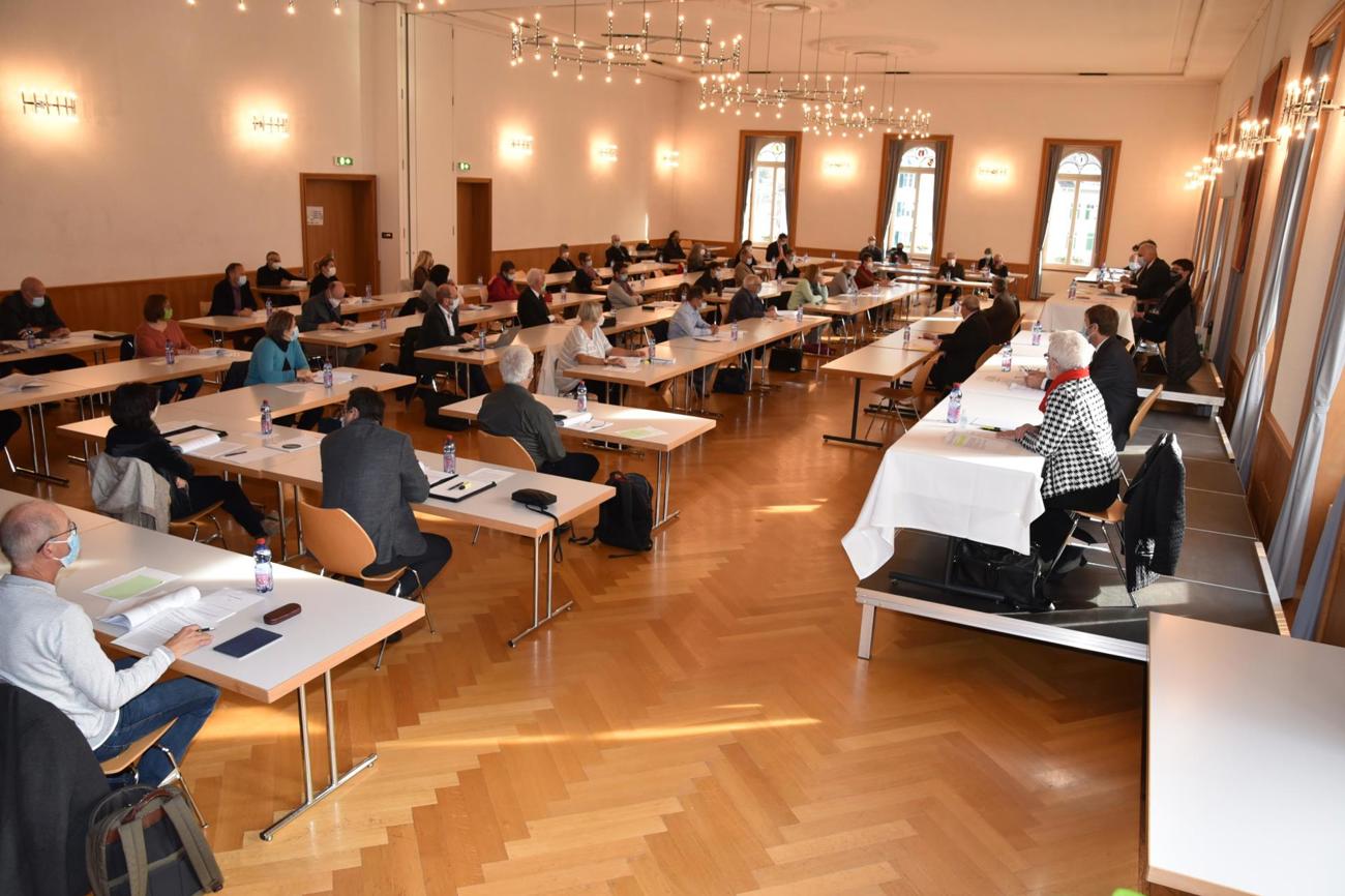 Weil der Landratssaal renoviert wird, tagte die Synode für einmal im Schützenhaussaal in Glarus.
Bild Jürg Huber