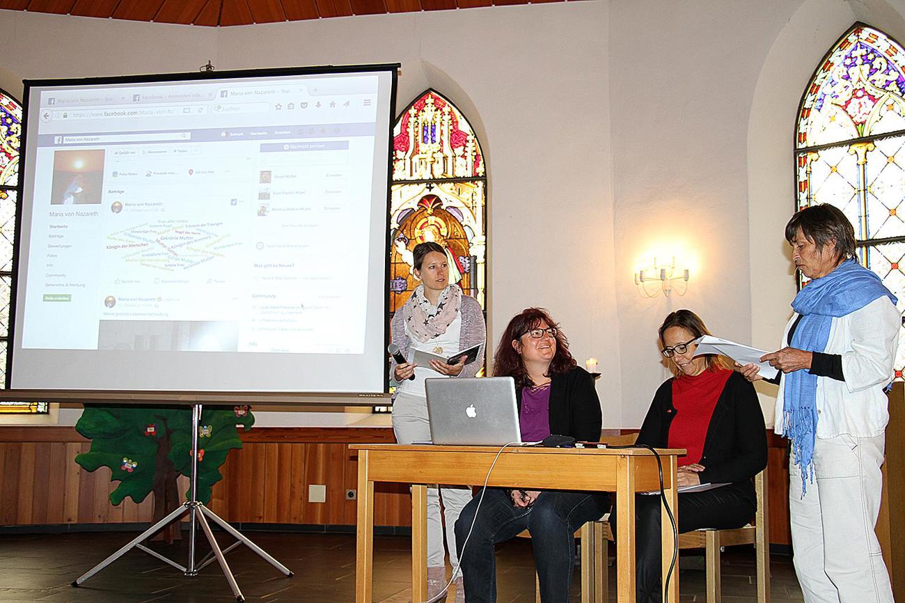 Ursi Zweifel, Barbara Hefti, Pfarrerin Christina Brüll Beck und Daniela Müller-Kuhn (von rechts) präsentieren anhand von Facebook-Posts das Leben von Maria, der Mutter Jesu.
Bild Madeleine Kuhn-Baer