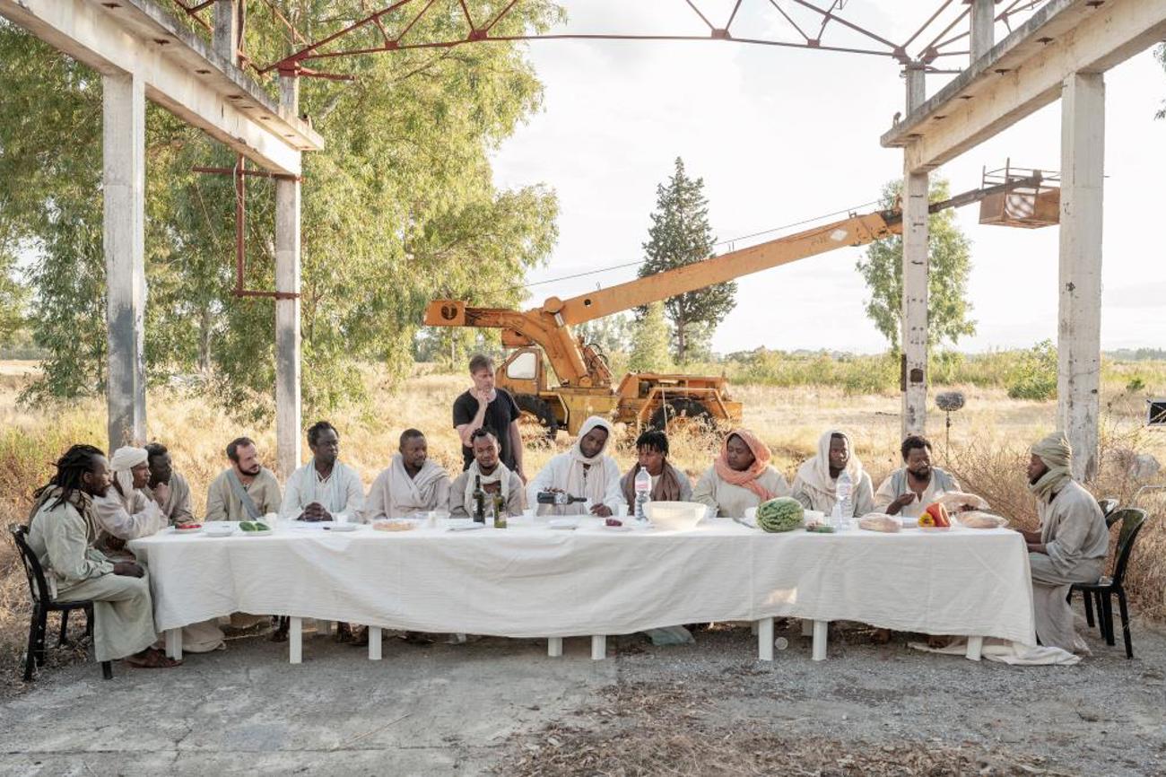 Abendmahlszene mit Landarbeitern: Regisseur Milo Rau gibt die letzten Anweisungen. | FRUITMARKET, SMAILOVIC