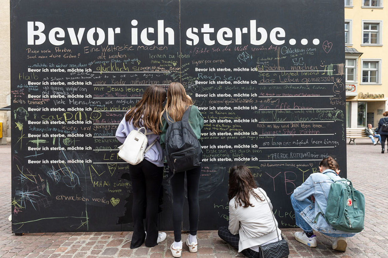 Die Aktion «Bevor ich sterbe ...» hat viele Passantinnen und Passanten dazu bewegt, sich Gedanken über ihr Leben vor dem Tod zu machen. | Foto: Peter Leutert Die Aktion «Bevor ich sterbe ...» hat viele Passantinnen und Passanten dazu bewegt, sich Gedanken über ihr Leben vor dem Tod zu machen. | Foto: Peter Leutert