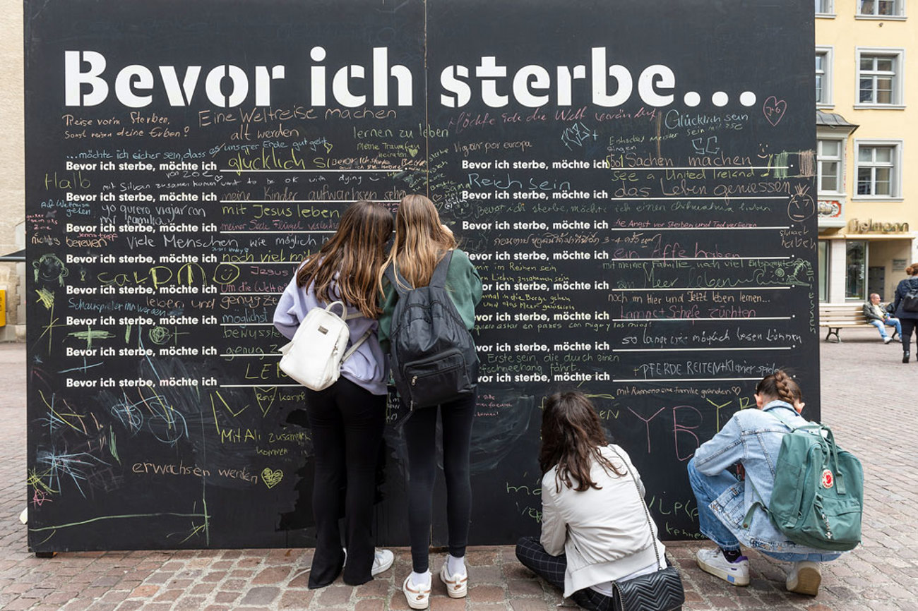 Die Aktion «Bevor ich sterbe ...» hat viele Passantinnen und Passanten dazu bewegt, sich Gedanken über ihr Leben vor dem Tod zu machen. | Foto: Peter Leutert