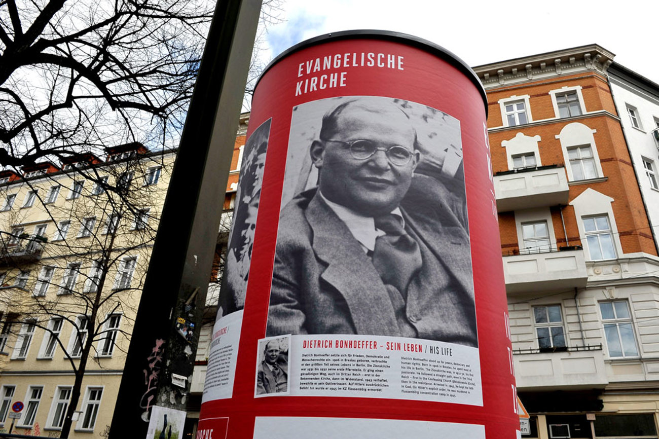Sein Tod bewegt auch noch nach 80 Jahren: Ein Plakat des NS-Widerstandskämpfers und Theologen Dietrich Bonhoeffer hängt an einer Litfasssäule in Berlin. | Foto: Vera Rüttimann