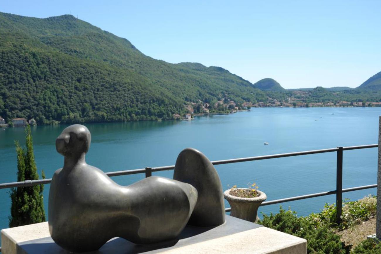 Die bronzene Frauenskulptur von Henry Moore geniesst ewigen Seeblick.