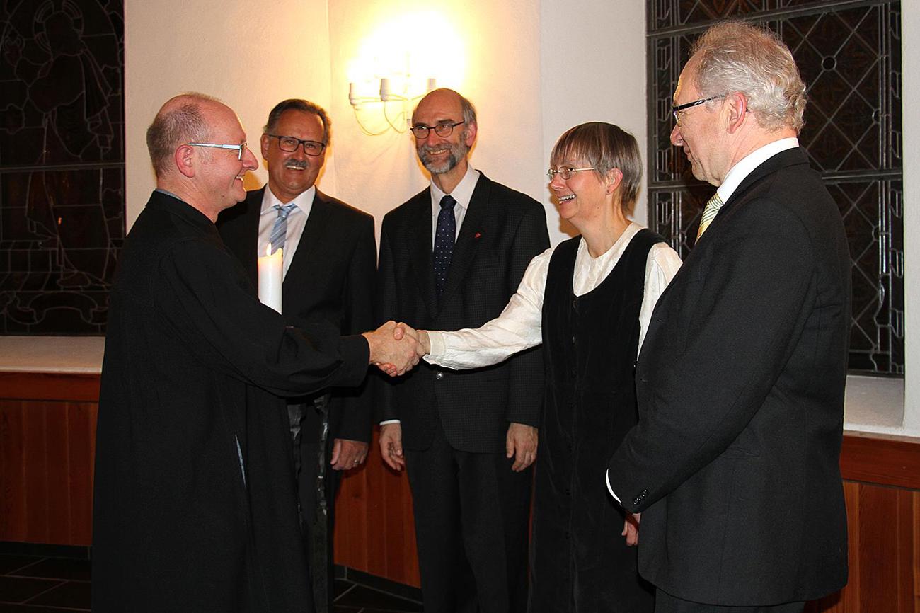 Dekan Peter Hofmann (links) heisst das neue Pfarrehepaar, das von Kirchgemeindepräsident Hans-Markus-Stuck (rechts) und Kirchenrat Hans-Peter Hertach flankiert wird, in Niederurnen herzlich willkommen.
Bild Madeleine Kuhn-Baer