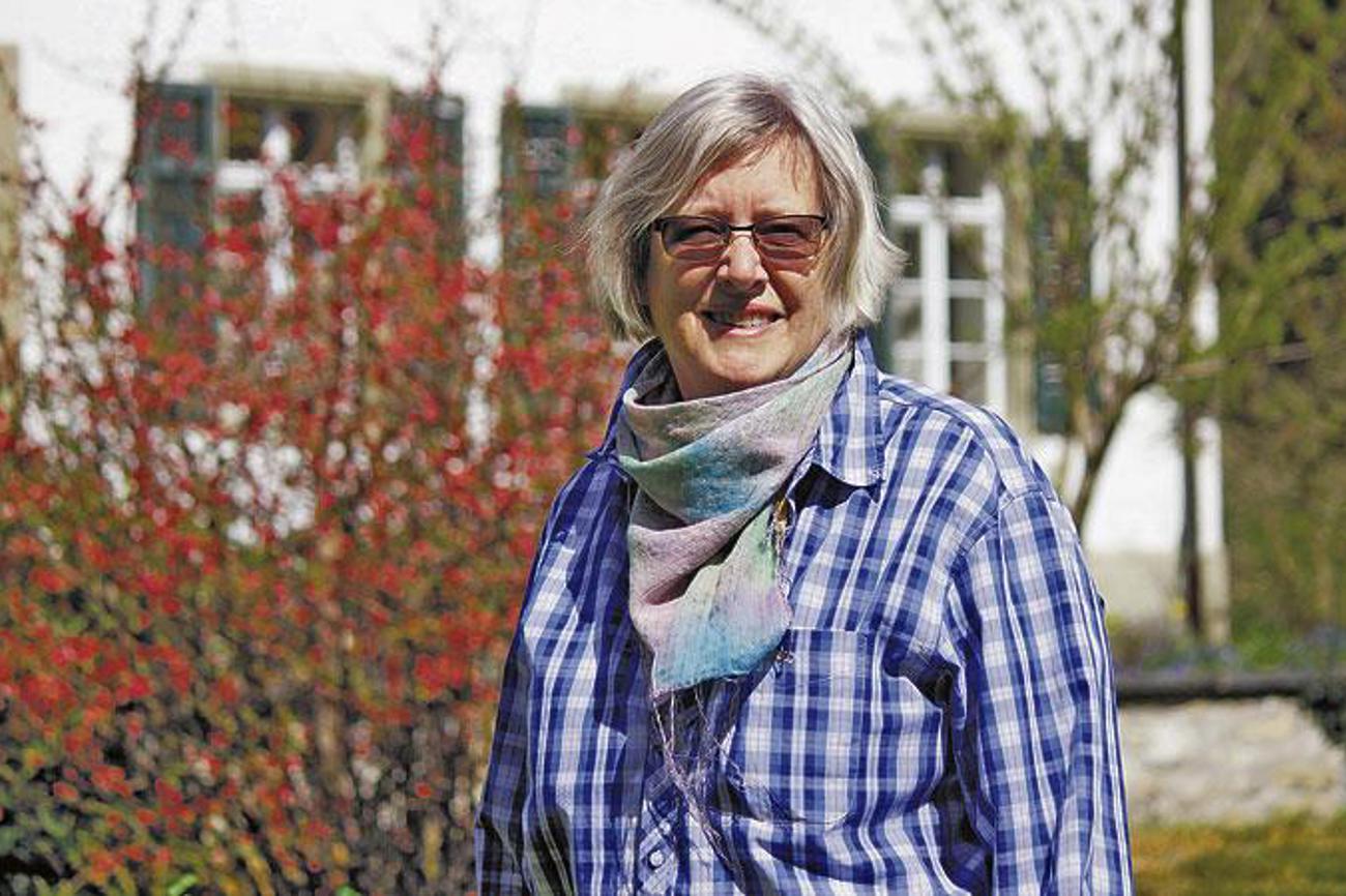 Pflanzen in der Frühlingssonne: Polly Studer im Bibelgarten von Beinwil. | Tilmann Zuber/Kirchenbote