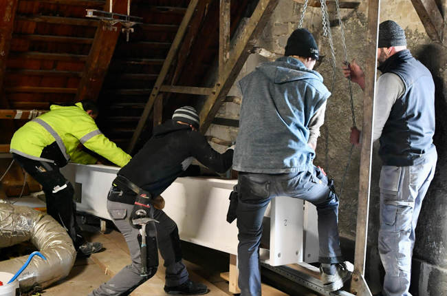 Verankerung Bassgehäuse-Stahlträger im Dachboden. Foto: Klaus Stadler Verankerung Bassgehäuse-Stahlträger im Dachboden. Foto: Klaus Stadler