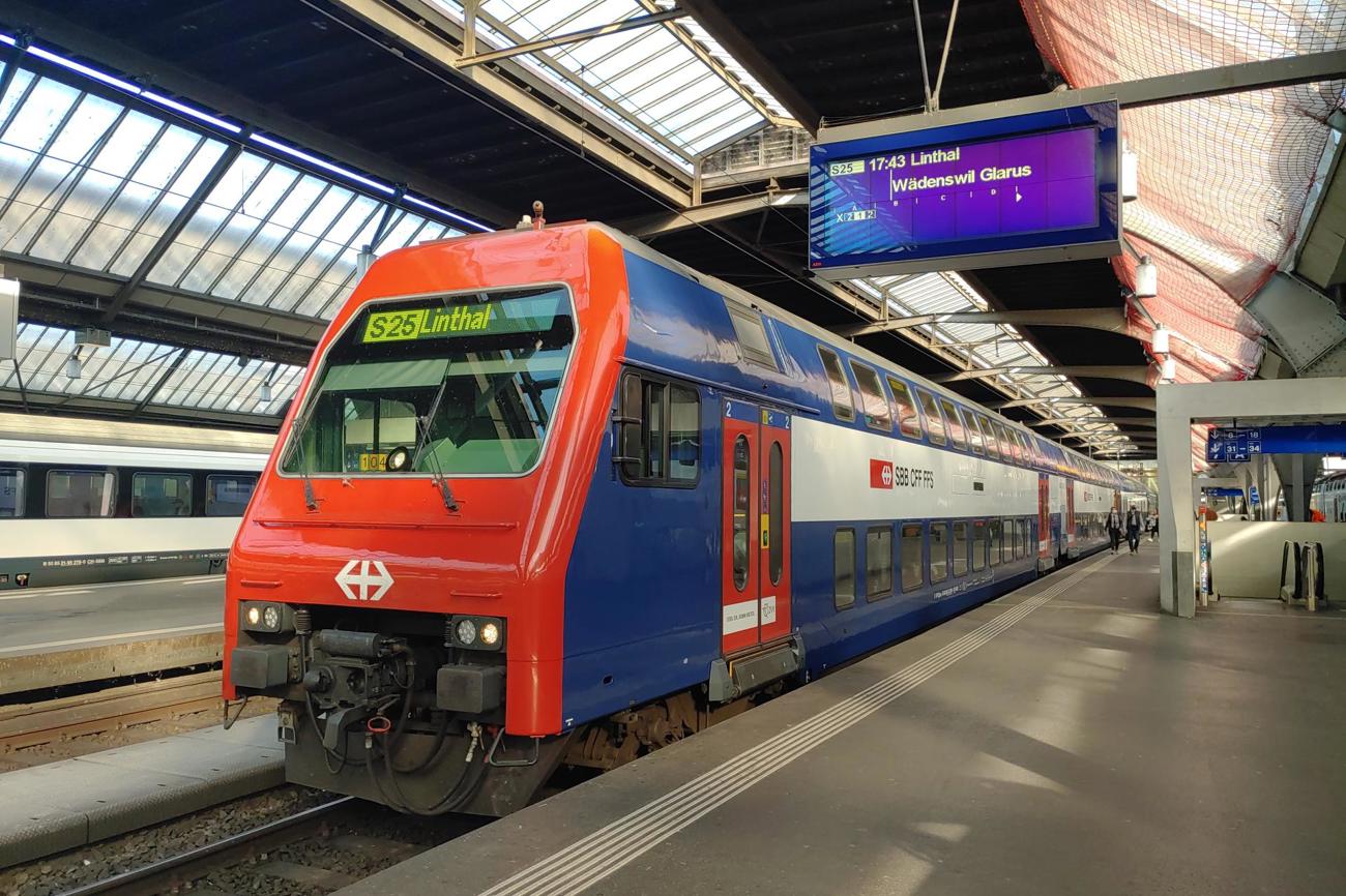 Ein vertrautes Bild für viele Glarnerinnen und Glarner: die S25. Sie ist oft der Beginn und das Ende einer jeden Reise mit dem öffentlichen Verkehr für die Menschen im Glarnerland.
Foto: Selina Lienhard.