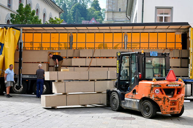 Anlieferung der Basspfeifen aus dem Werk Fitzau in Portugal. Foto: Klaus Stadler Anlieferung der Basspfeifen aus dem Werk Fitzau in Portugal. Foto: Klaus Stadler