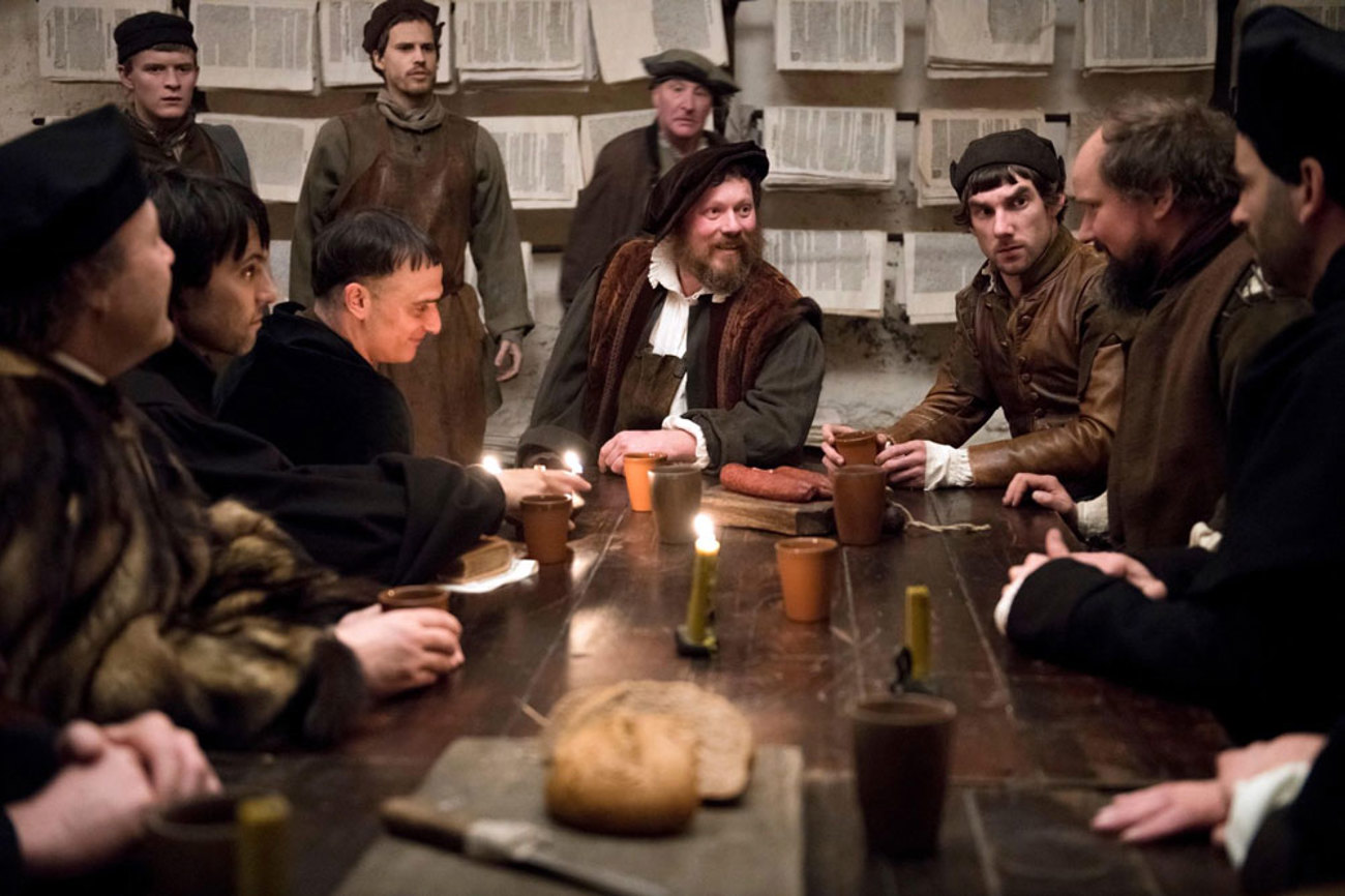 Das Zürcher Wurstessen beim Buchdrucker Froschauer provozierte bewusst Kirche und Obrigkeit. Szene aus dem Film «Zwingli» von Stefan Haupt, 2019. | Foto: C-Films