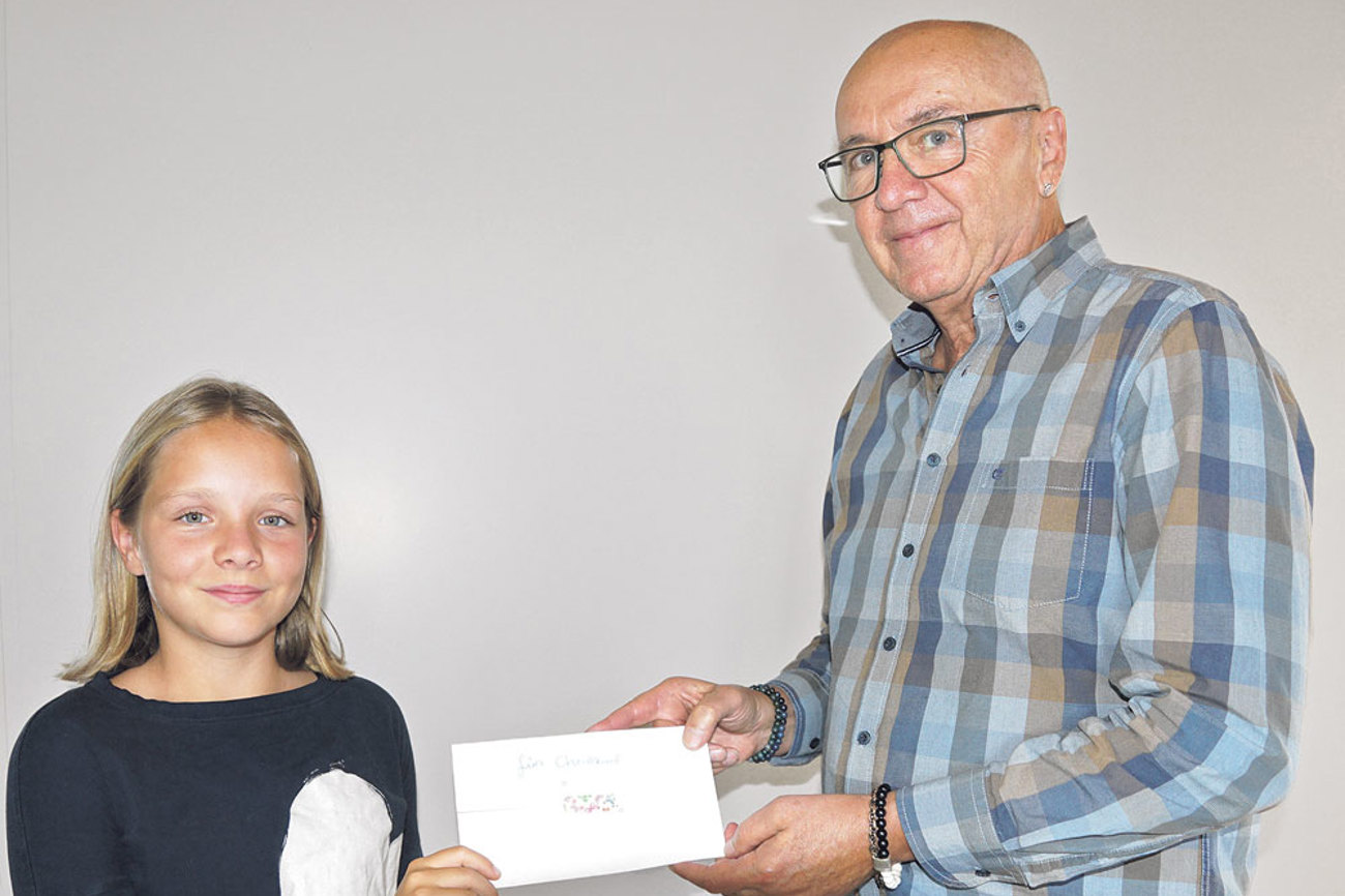 Millie Lüchinger (links) blickt Journalistin Andrea Kobler am Zukunftstag über die Schultern, stellt Robert Zellweger Fragen und übergibt dem «Christkind» von Wienacht einen Brief.  Foto: Andrea Kobler Millie Lüchinger (links) blickt Journalistin Andrea Kobler am Zukunftstag über die Schultern, stellt Robert Zellweger Fragen und übergibt dem «Christkind» von Wienacht einen Brief.  Foto: Andrea Kobler