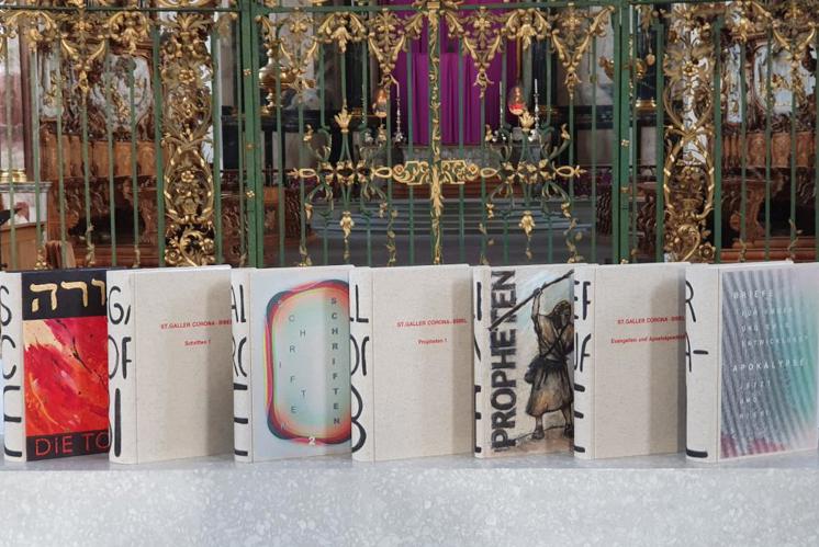Die Corona-Bibel wird der Stiftsbibliothek übergeben