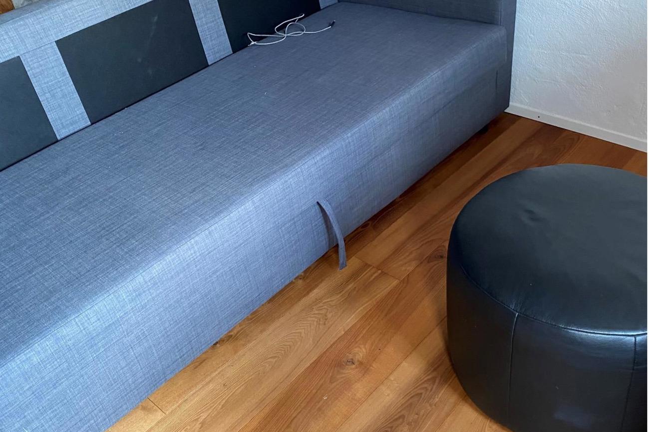 Ein neues Sofa für die erste eigene Wohnung. Die Grundausstattung ist öfters auch Second Hand von Freunden, Bekannten und Eltern gestiftet.
Foto: Joël Bischofberger.