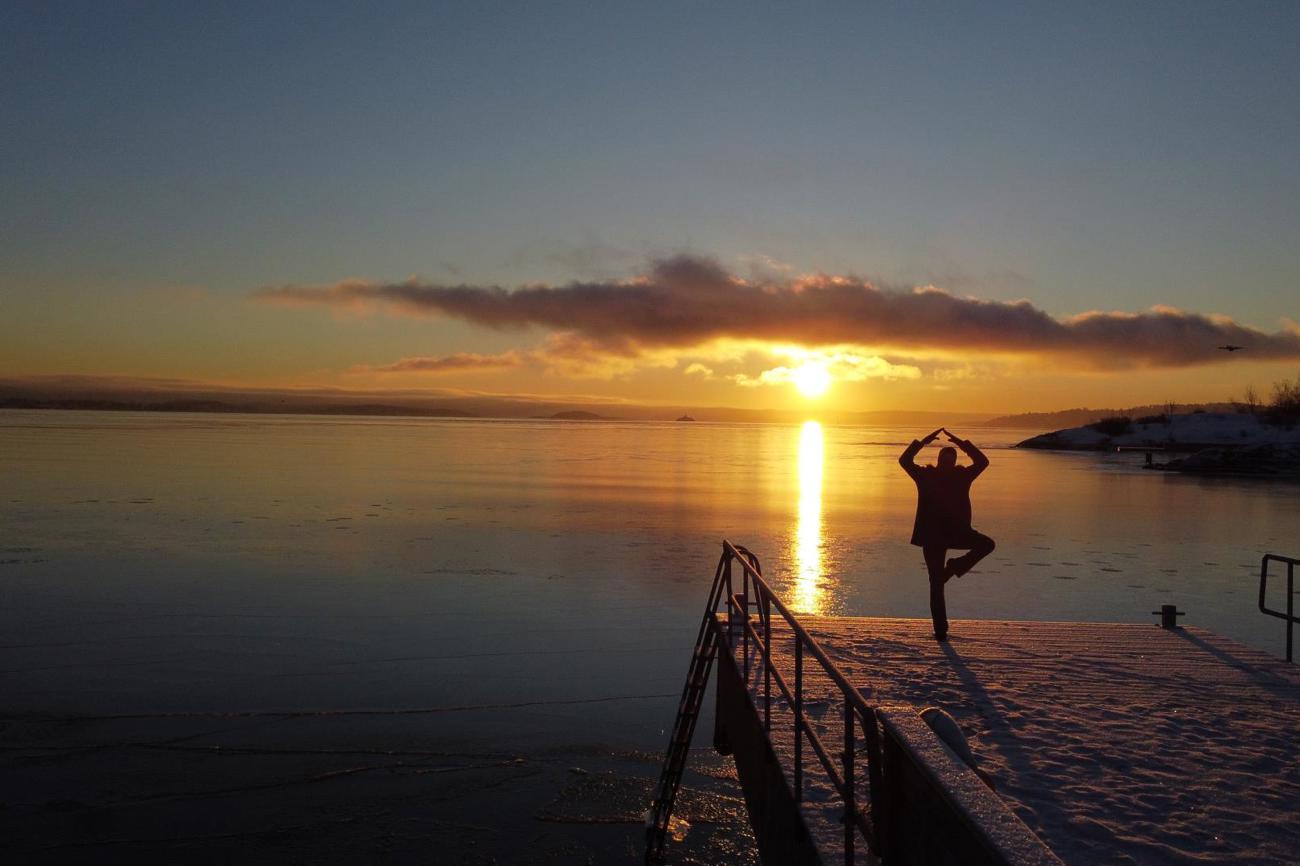 Helena bei Sonnenaufgang um 9.49 Uhr am gefrorenen Ufer des Oslofjords, Norwegen.
Foto: Frederic Golling.