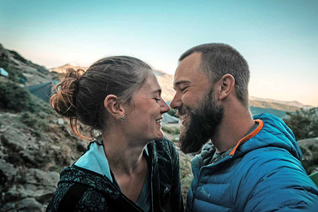 Paare sollten sich bewusst machen, dass es nicht nur eine Art gibt, seine Zuneigung auszudrücken, rät Gary Chapman in «Die fünf Sprachen der Liebe». | Foto: Unsplash/Lucas Favre